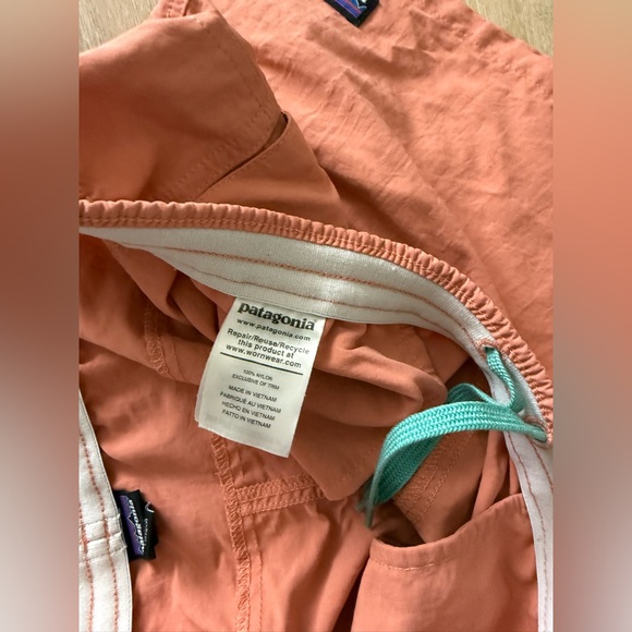 Patagonia Barely Baggies Shorts - 2 1/2" Size Medium Excellent Condition - Picture 4 of 5